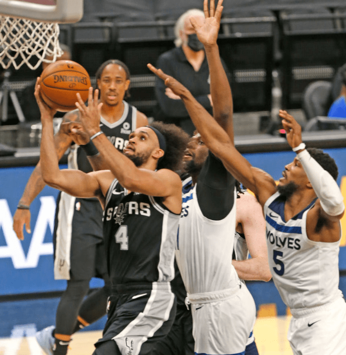 问鼎-川蜀战狼队对阵滇池朱雀队，电竞大师赛惊险晋级，内线统治篮板——细节处理更胜一筹的简单介绍