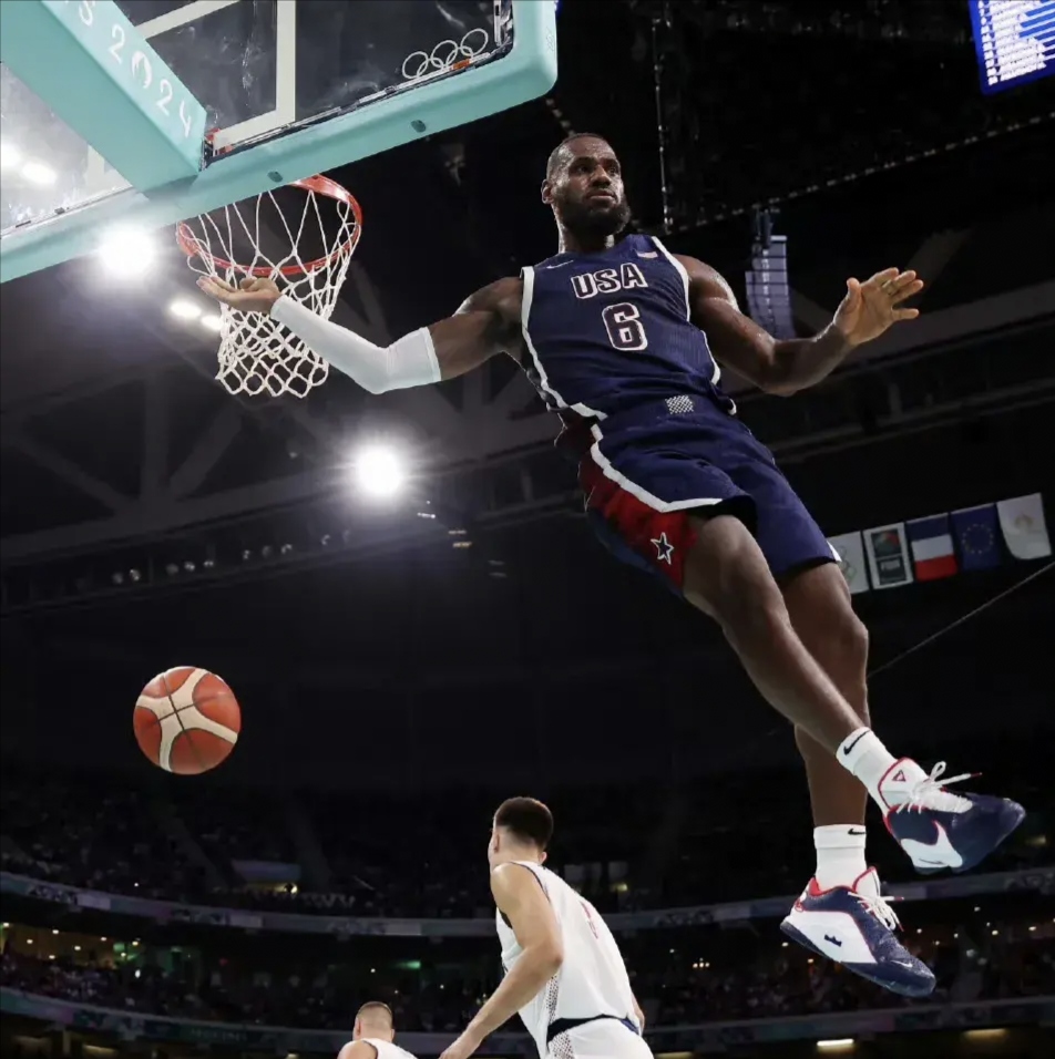 问鼎-詹姆斯意外战胜塞尔维亚队，最后时刻胜出引爆全场！全场沸腾不已(篮球美国vs塞尔维亚)