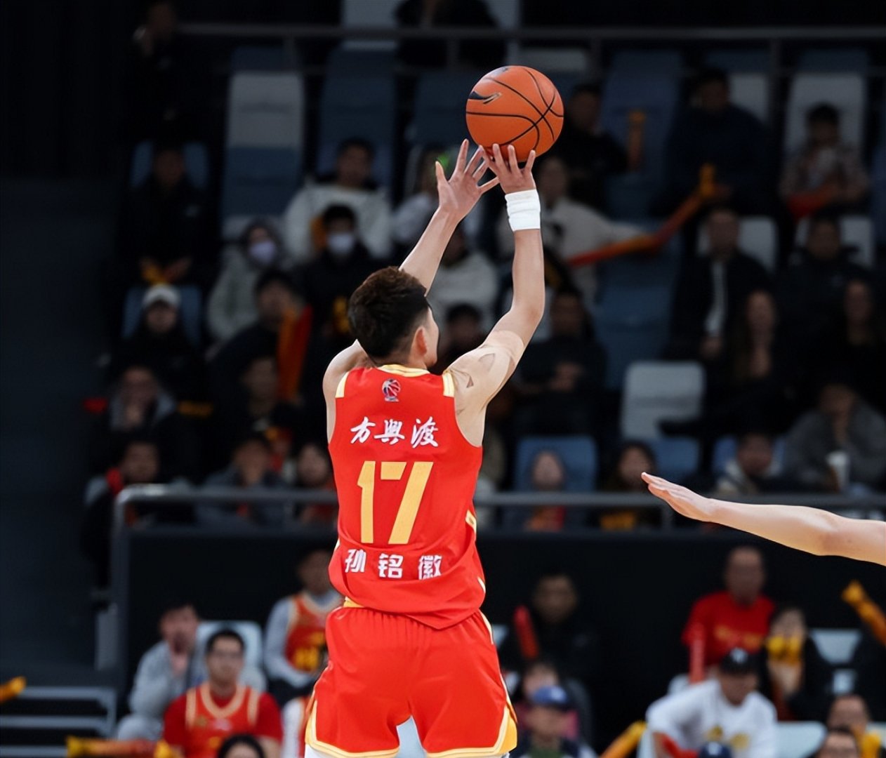 问鼎娱乐-深圳男篮迎中超关键赛，关键时刻遗憾出局，目标明确，训练强度明显提升(周鹏深圳男篮)