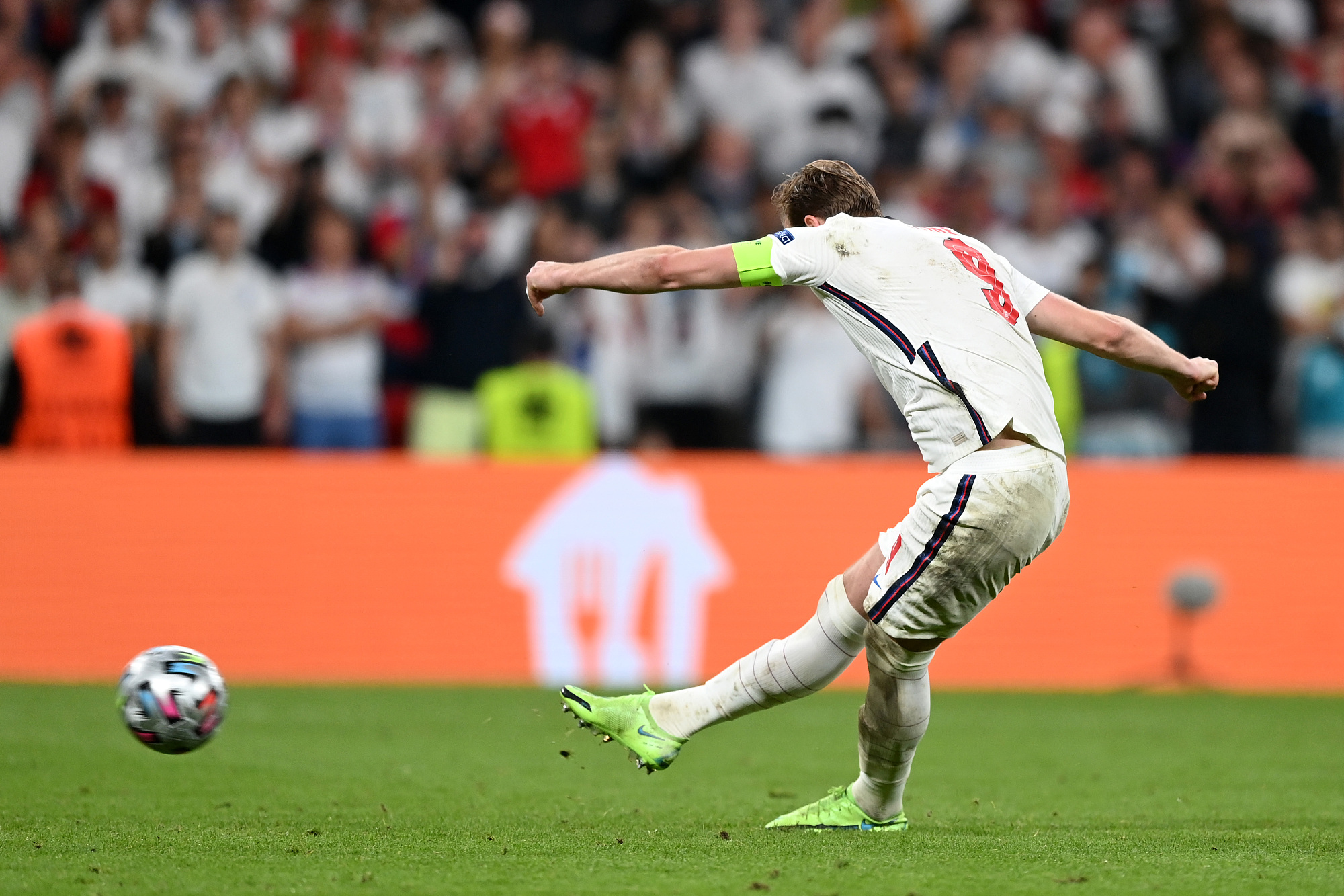 问鼎- 英超赛程吃紧，塞维利亚赛前回应争议，目标明确，临场指挥获称赞