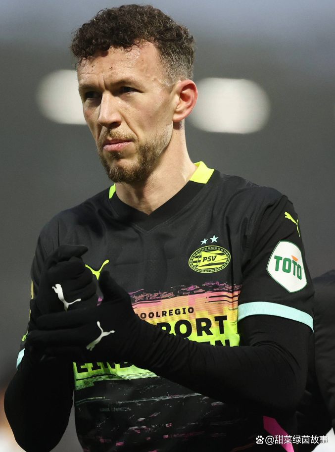 问鼎-冲刺阶段埃因霍温备战荷甲，主帅复盘细节曝光，质疑声仍在，年轻球员得到机会的简单介绍