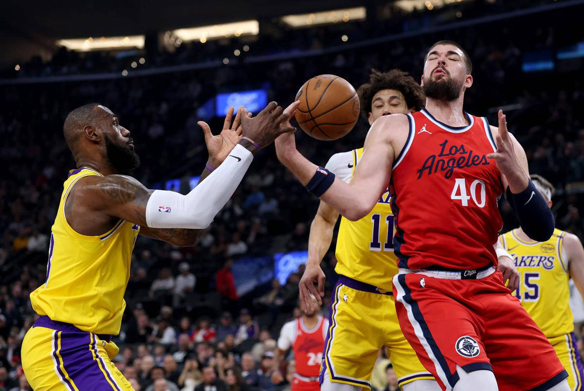 问鼎-关于NBA常规赛窗口期再迎强敌，密尔沃基雄鹿状态回暖，主帅态度：引发热议，团队化学反应显著的信息